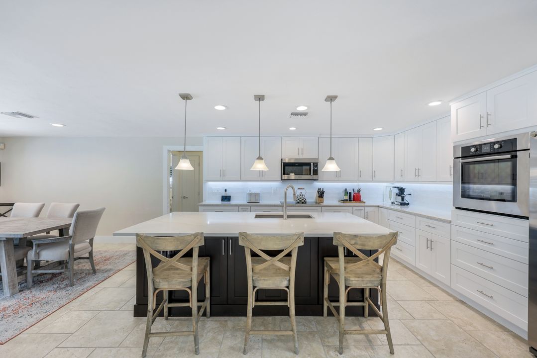 725 Old Trail Dr, Naples, FL 34103