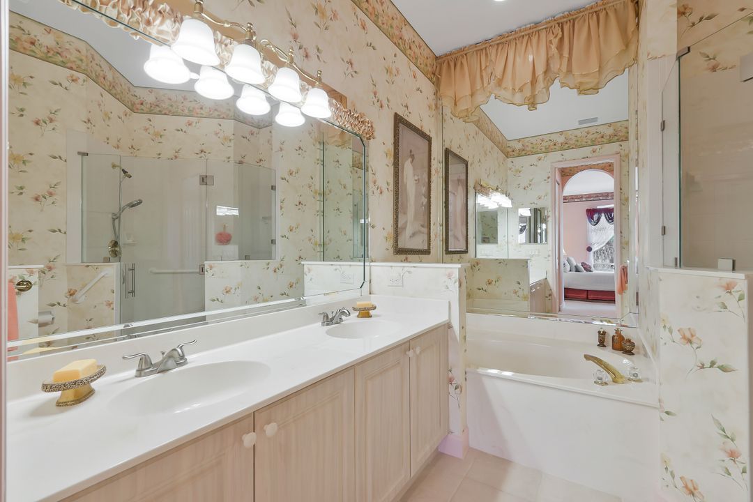 5852 Northridge Dr, Naples, FL 34110