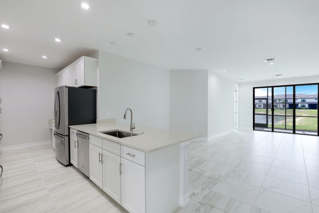 7473 Rockefeller Dr, Naples, FL 34119