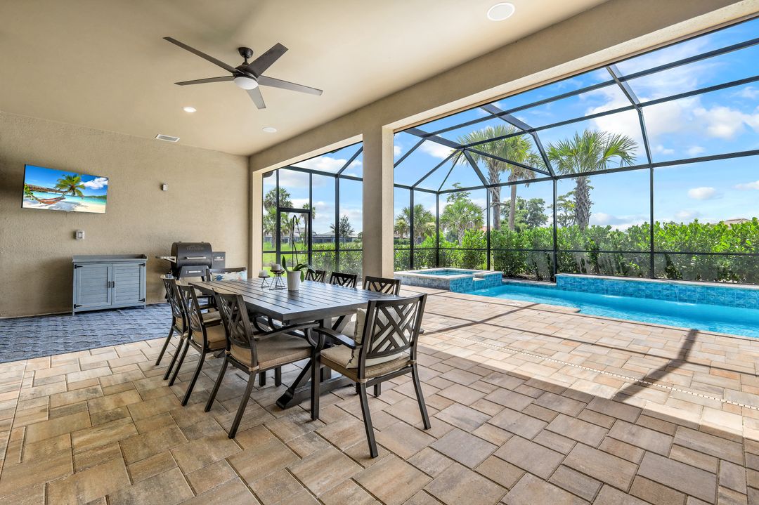 9554 Everglades Dr, Naples, FL 34120