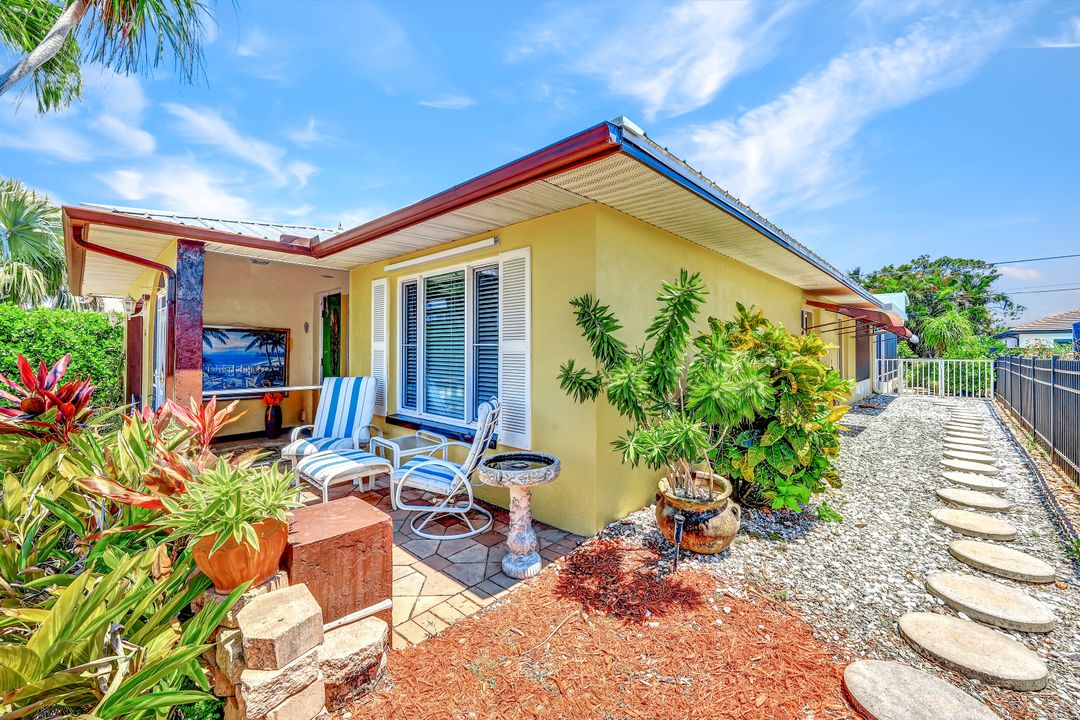 688 94th Ave N, Naples, FL 34108