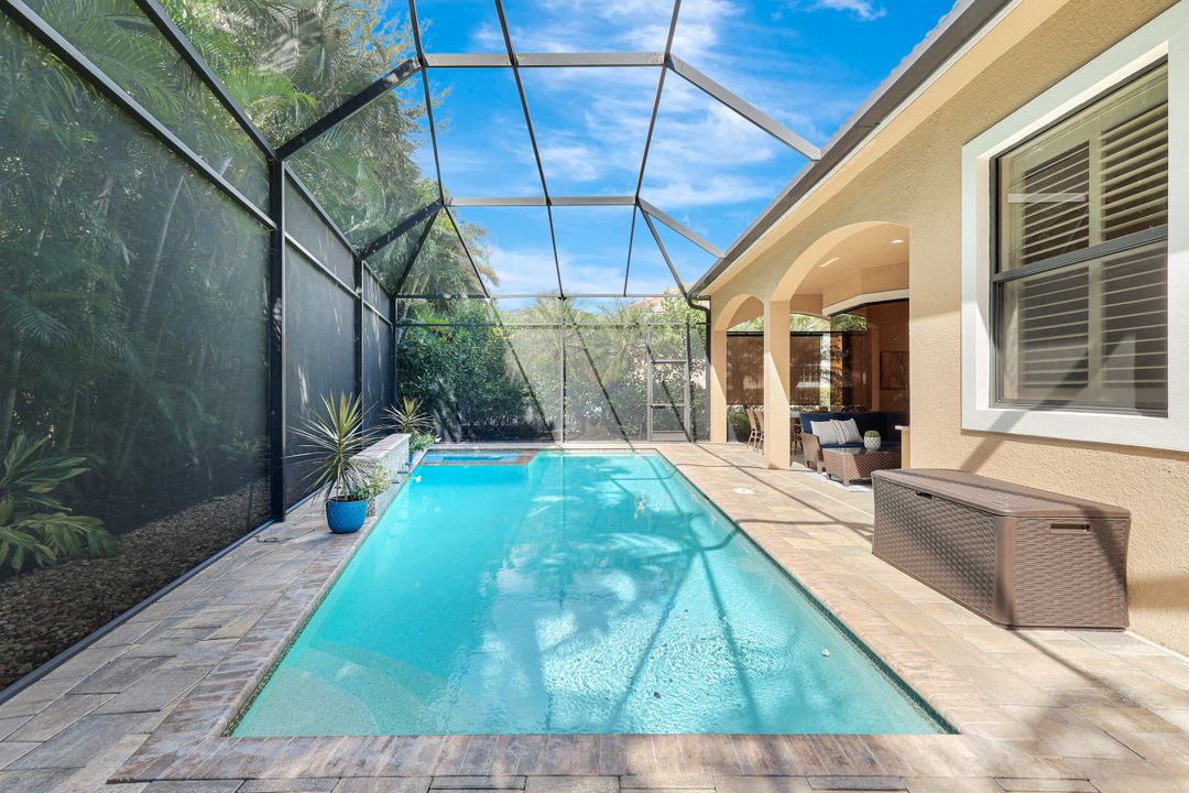 5717 Hammock Isles Dr, Naples, FL 34119