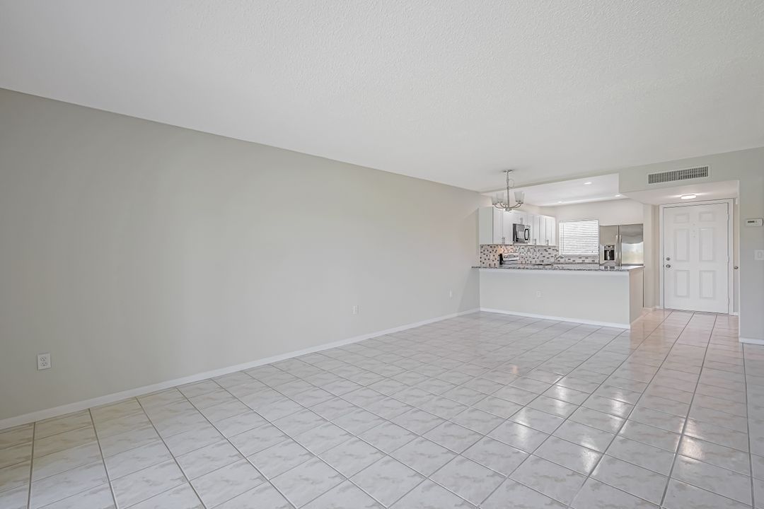 201 Quail Forest Blvd #202, Naples, FL 34105