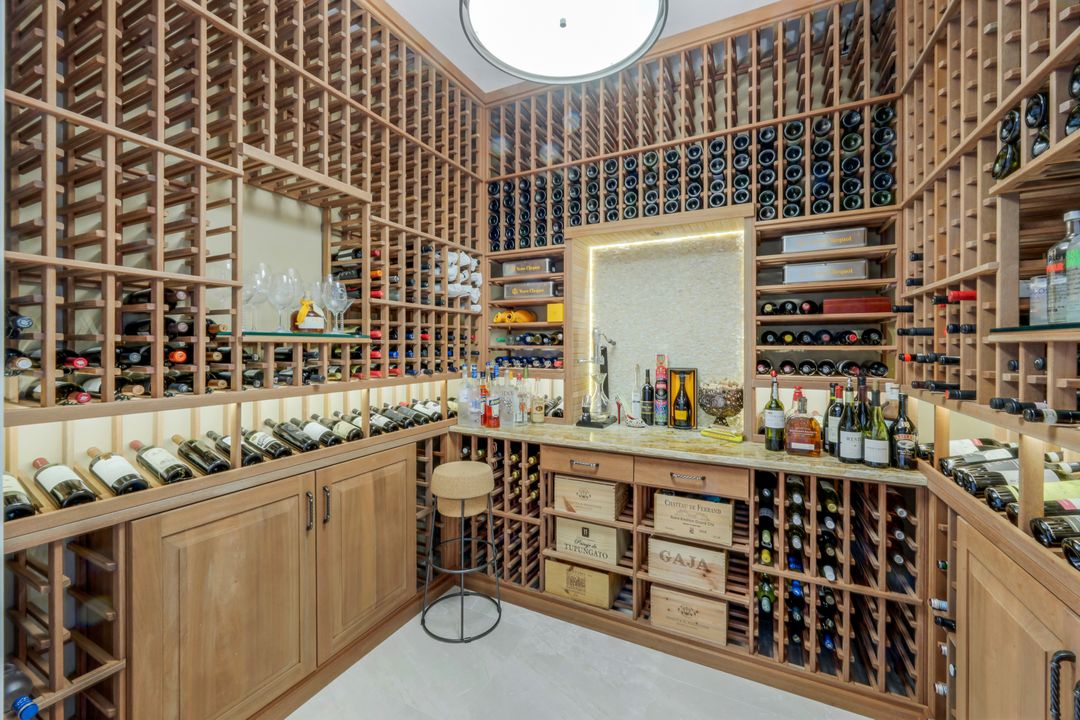 9052 Graphite Cir, Naples, FL 34120