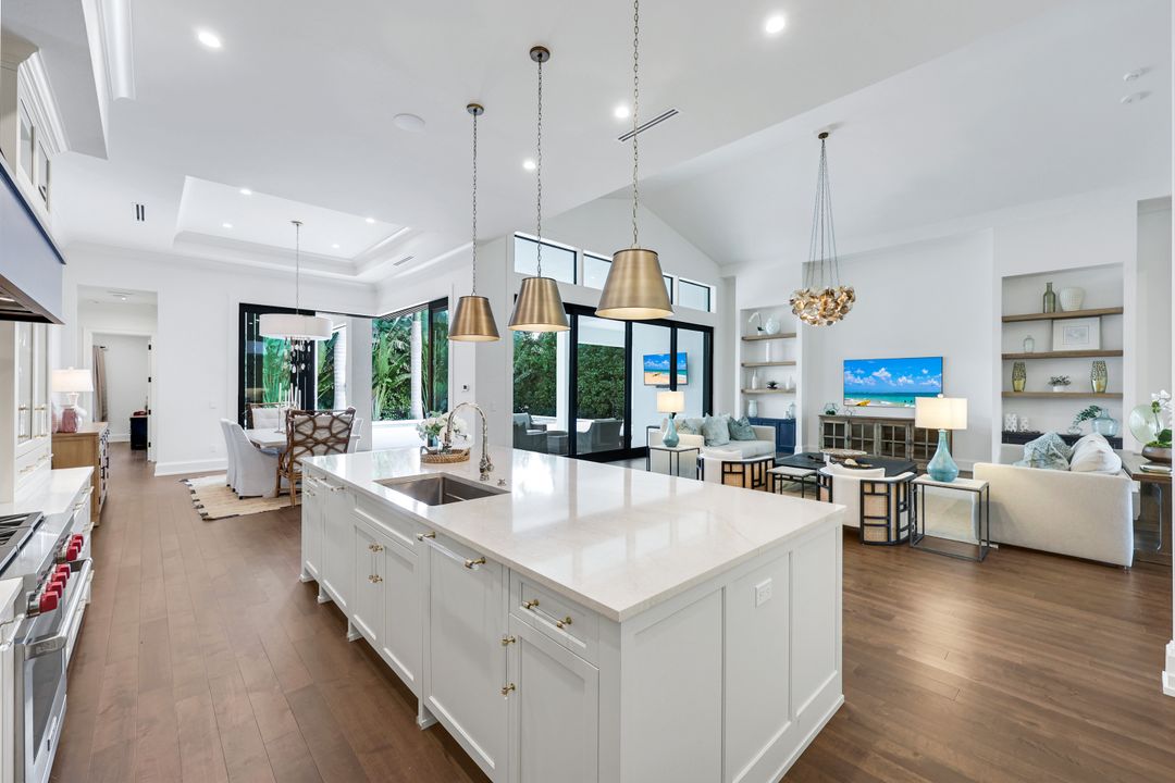 3200 Crayton Rd, Naples, FL 34103