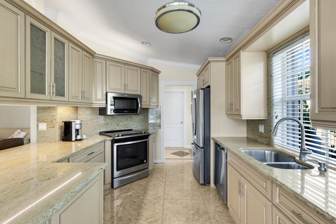 5808 Drummond Way, Naples, FL 34119