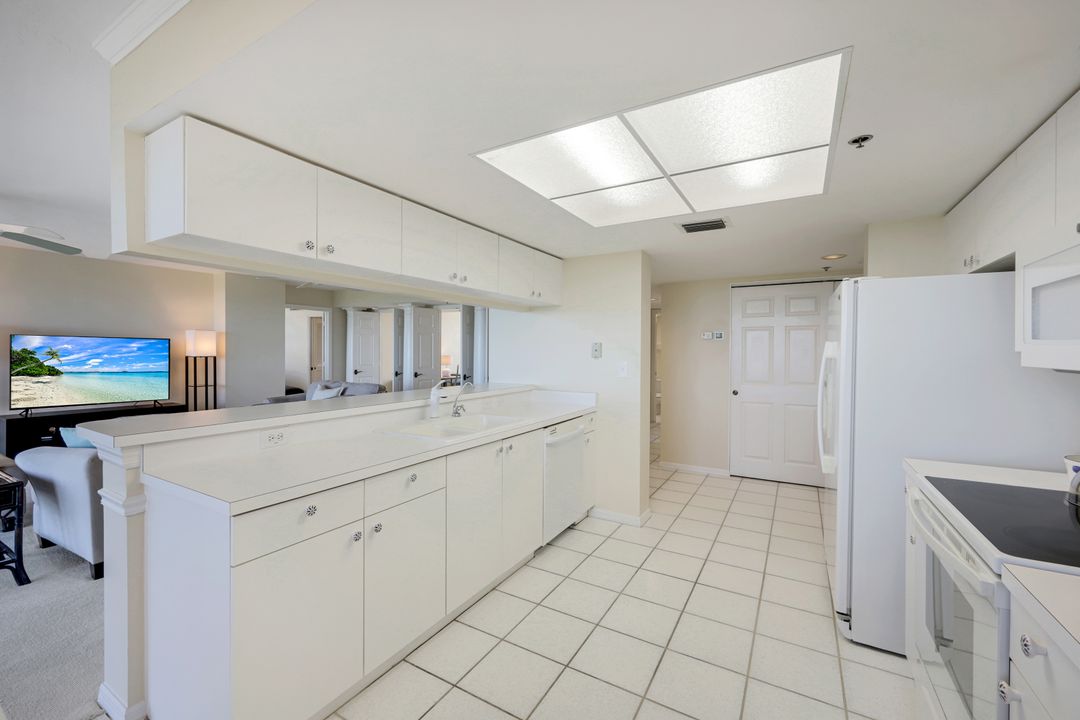 6585 Nicholas Blvd #905, Naples, FL 34108