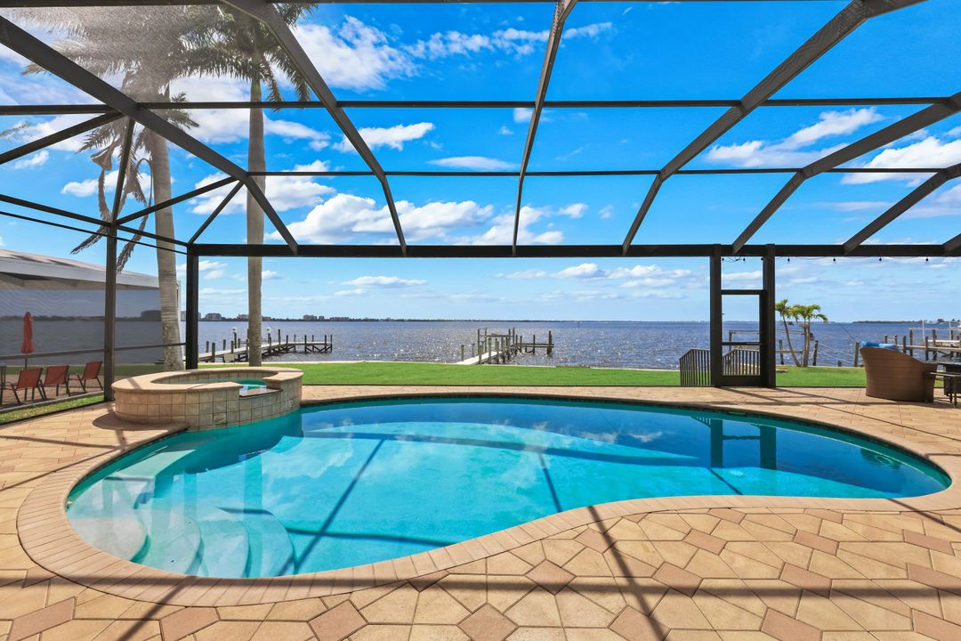 1028 Dolphin Dr, Cape Coral, FL 33904