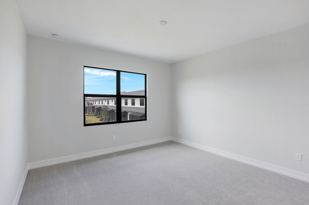 7473 Rockefeller Dr, Naples, FL 34119