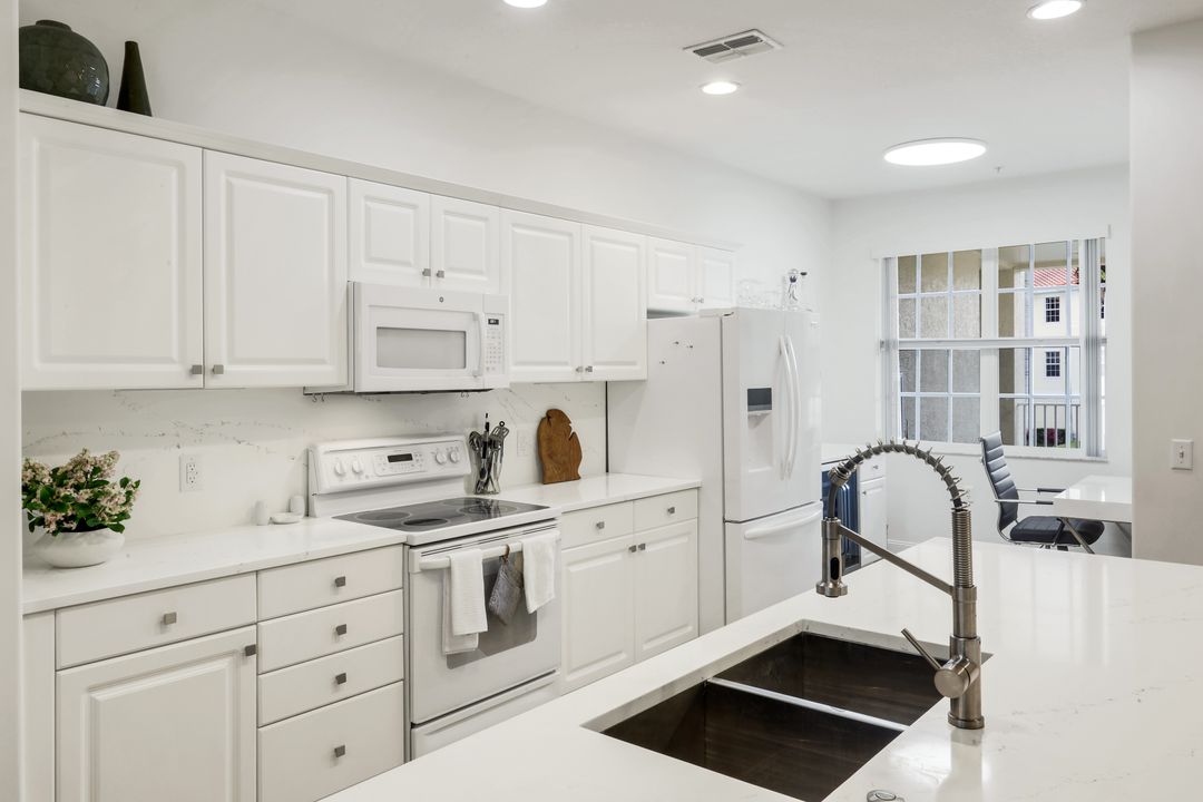 4843 Hampshire Ct #105, Naples, FL 34112