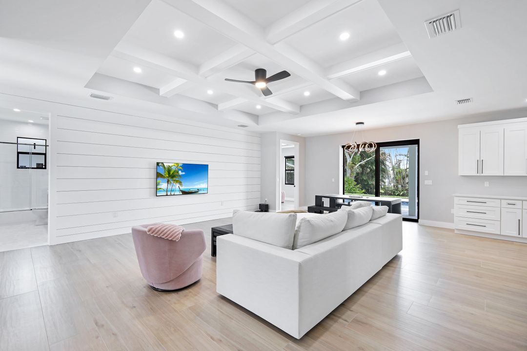 60 Liberty Ln, Naples, FL 34112