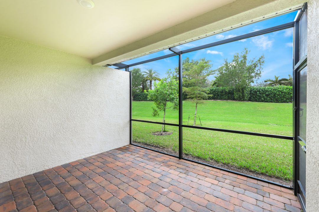 14551 Edgewater Cir, Naples, FL 34114