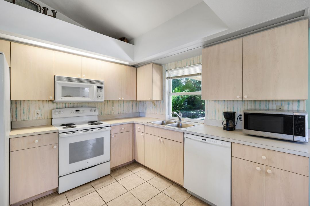 1015 SE 4th Pl, Cape Coral, FL 33990
