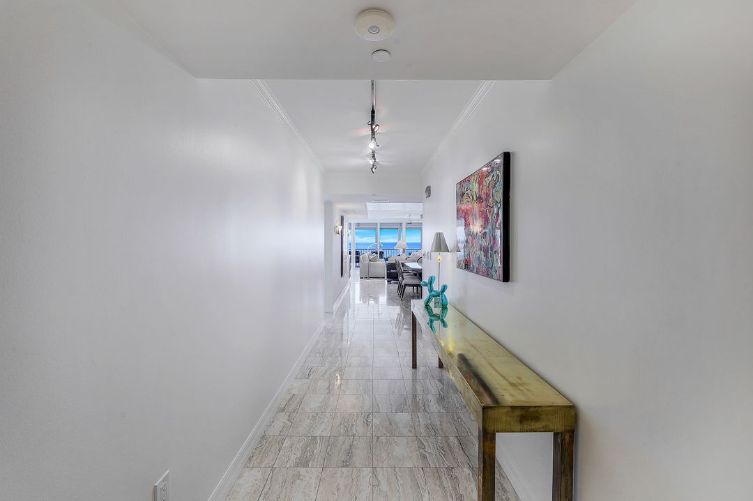 20 Seagate Dr #202, Naples, FL 34103