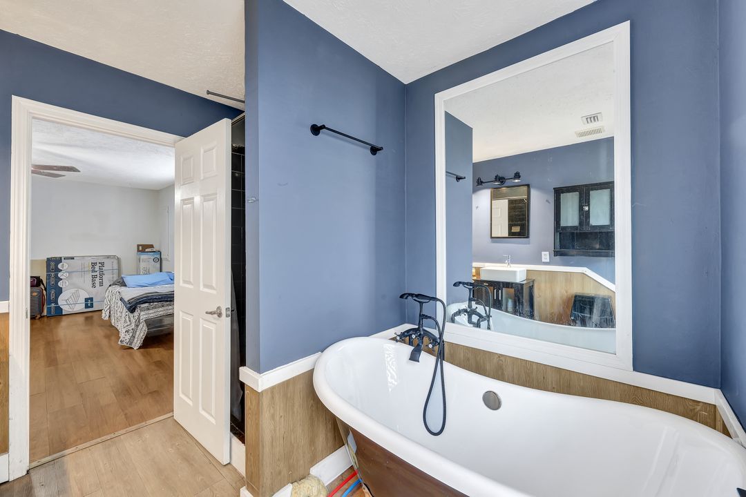 279 Leawood Cir, Naples, FL 34104