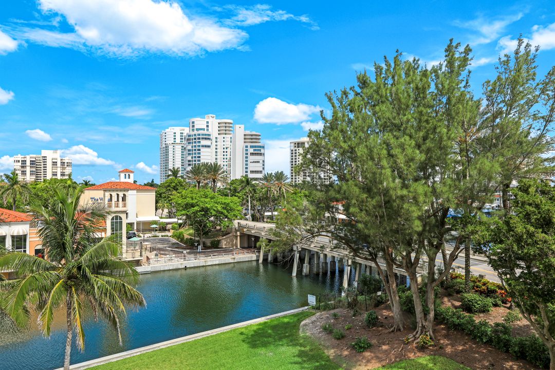250 Park Shore Dr, Naples, FL 34103