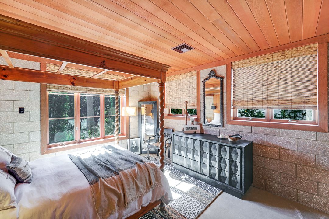 290 Channel Dr, Naples, FL 34108