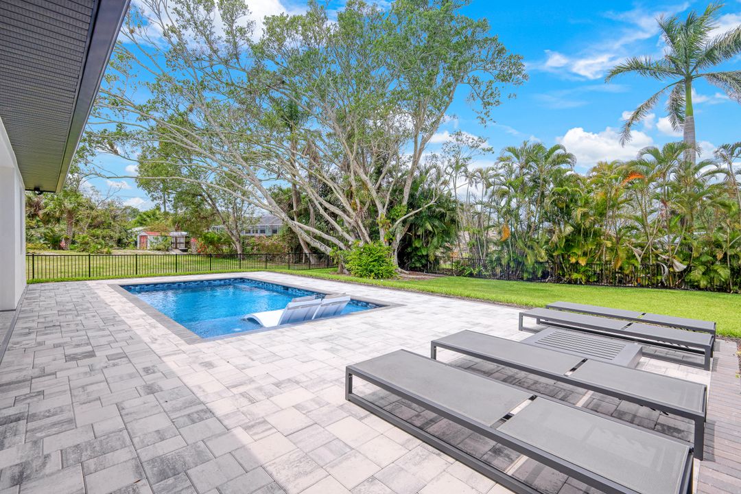 60 Liberty Ln, Naples, FL 34112