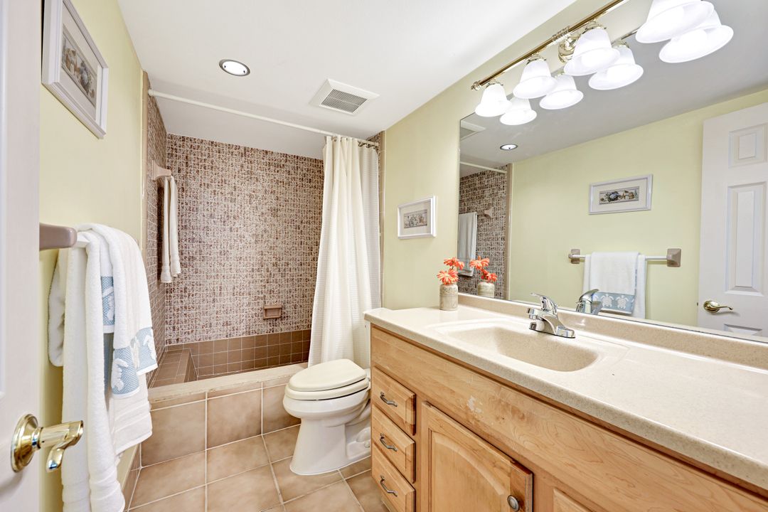 2000 Alamanda Dr #104, Naples, FL 34102