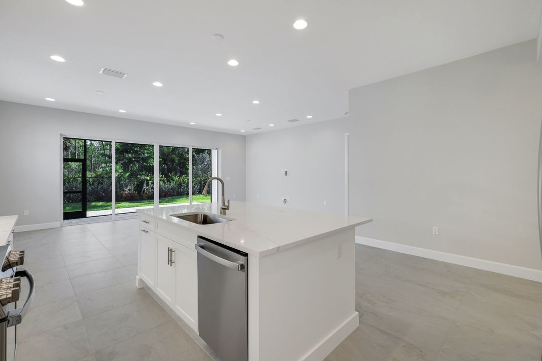 2565 Kingfisher Dr, Naples, FL 34112