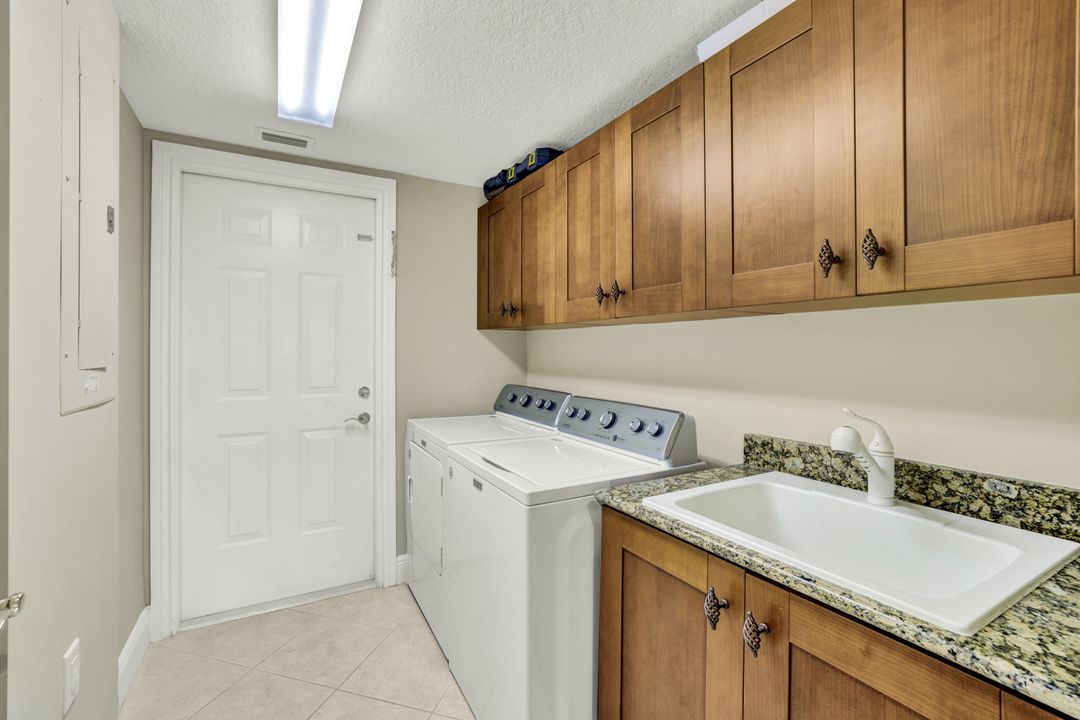 9234 Tesoro Ln #101, Naples, FL 34114