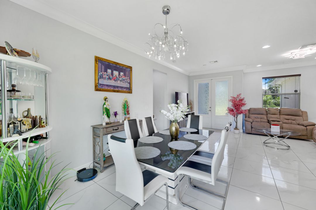 543 20th St SE, Naples, FL 34117