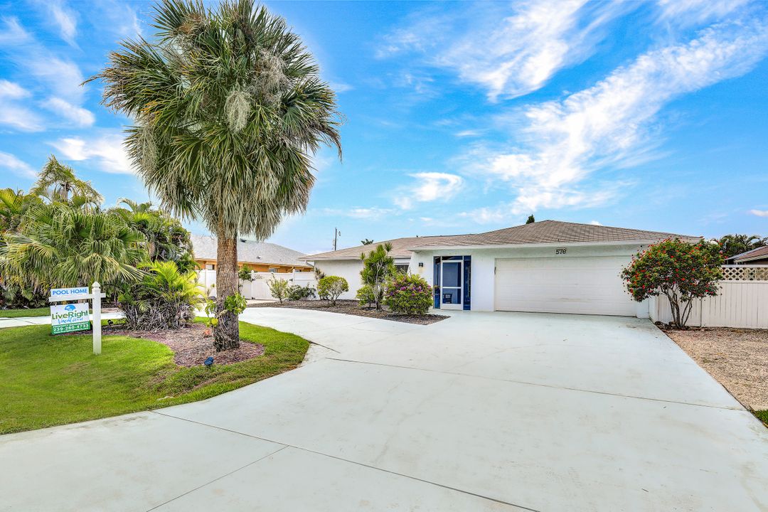 576 93rd Ave N, Naples, FL 34108