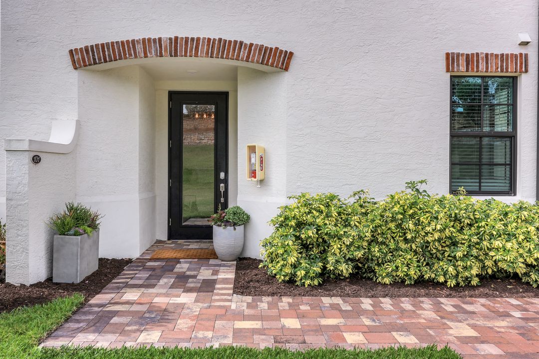16348 Viansa Wy, Naples, FL 34110