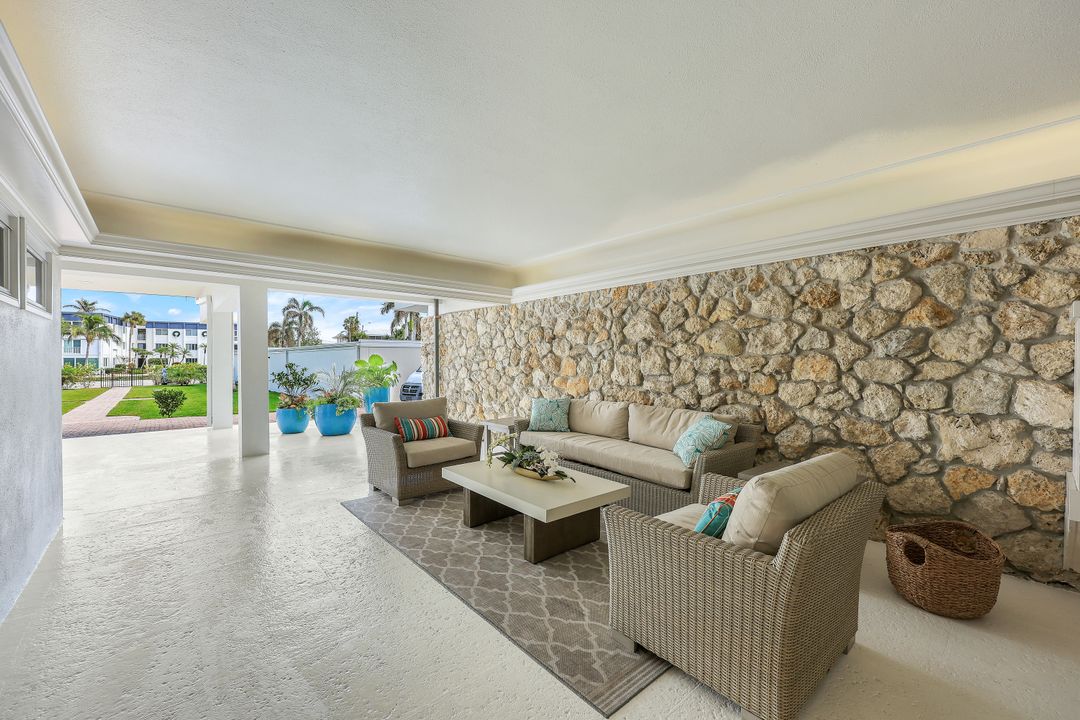 1977 Gulf Shore Blvd N #303, Naples, FL 34102