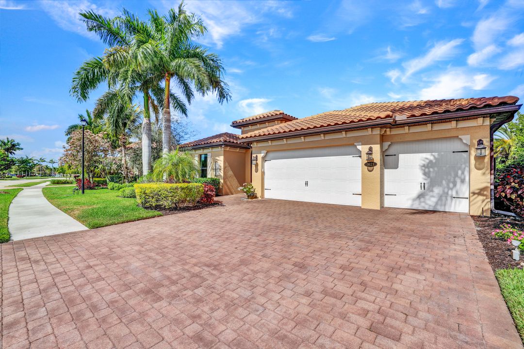 1621 Songbird Ct, Naples, FL 34120