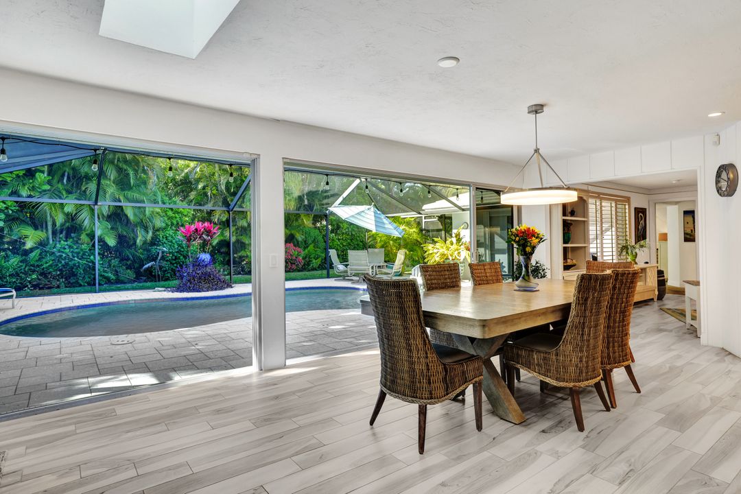 735 Old Trail Dr, Naples, FL 34103