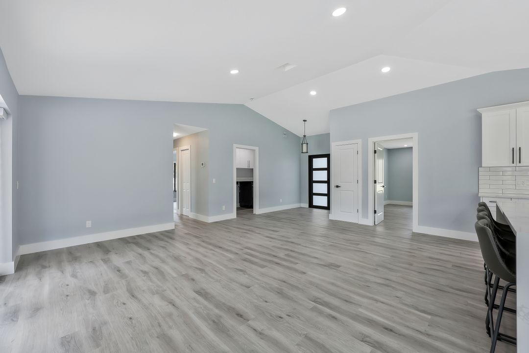 380 4th St NE, Naples, FL 34120