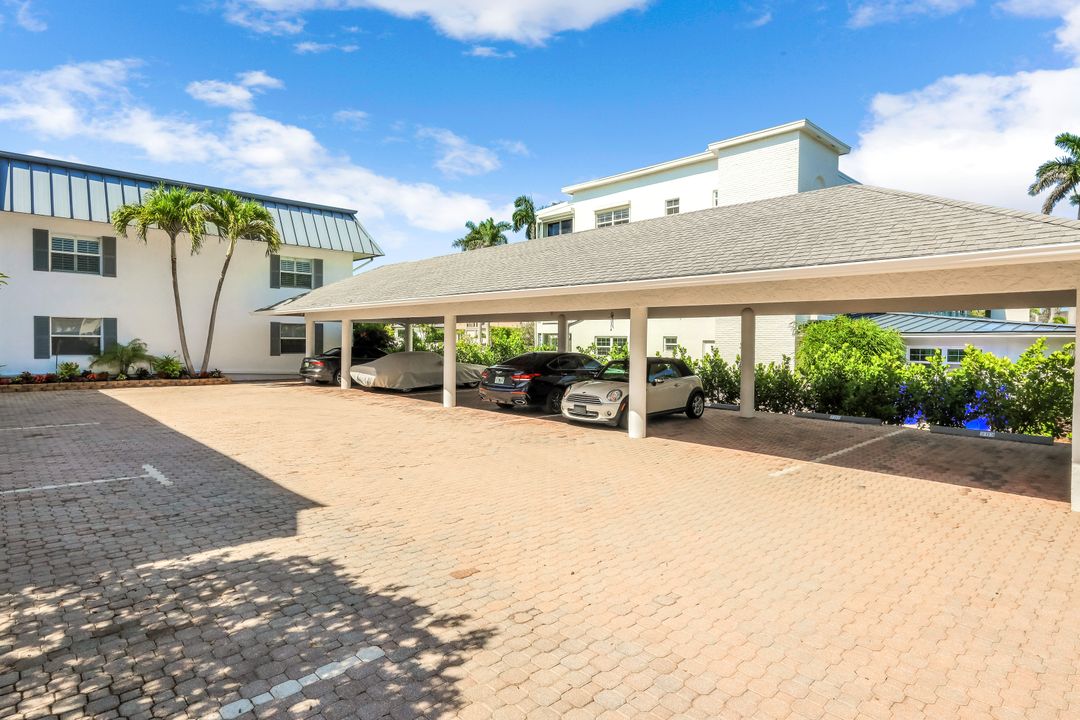 333 Harbour Dr #201, Naples, FL 34103