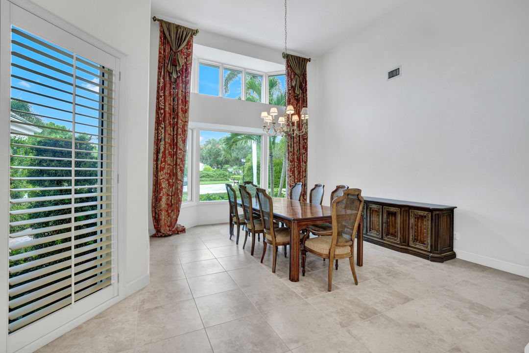 695 Ardmore Ln, Naples, FL 34108