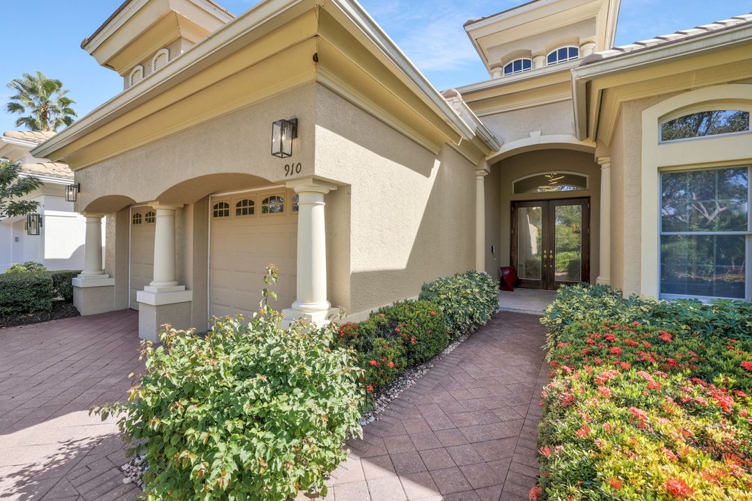 910 Villa Florenza Dr, Naples, FL 34119