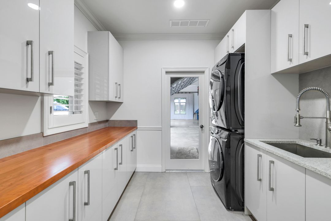 9245 The Ln, Naples, FL 34109