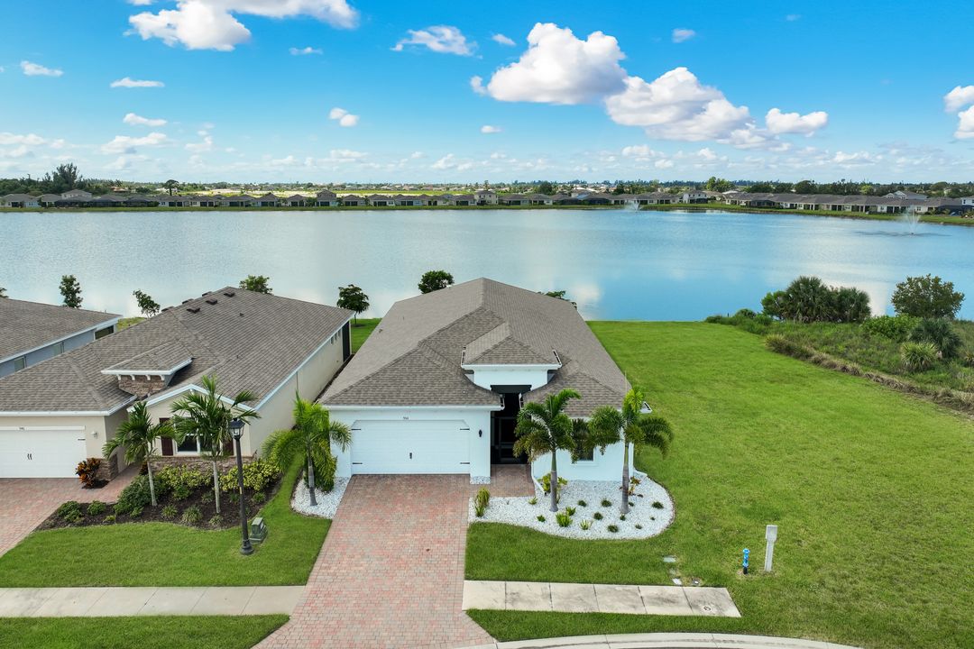950 Stonewater Lk Ter, Cape Coral, FL 33993