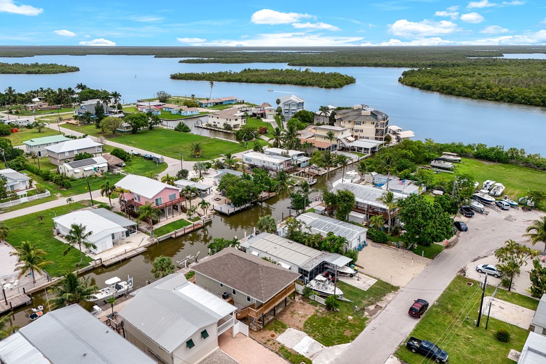 627 Palm Dr, Naples, FL 34114
