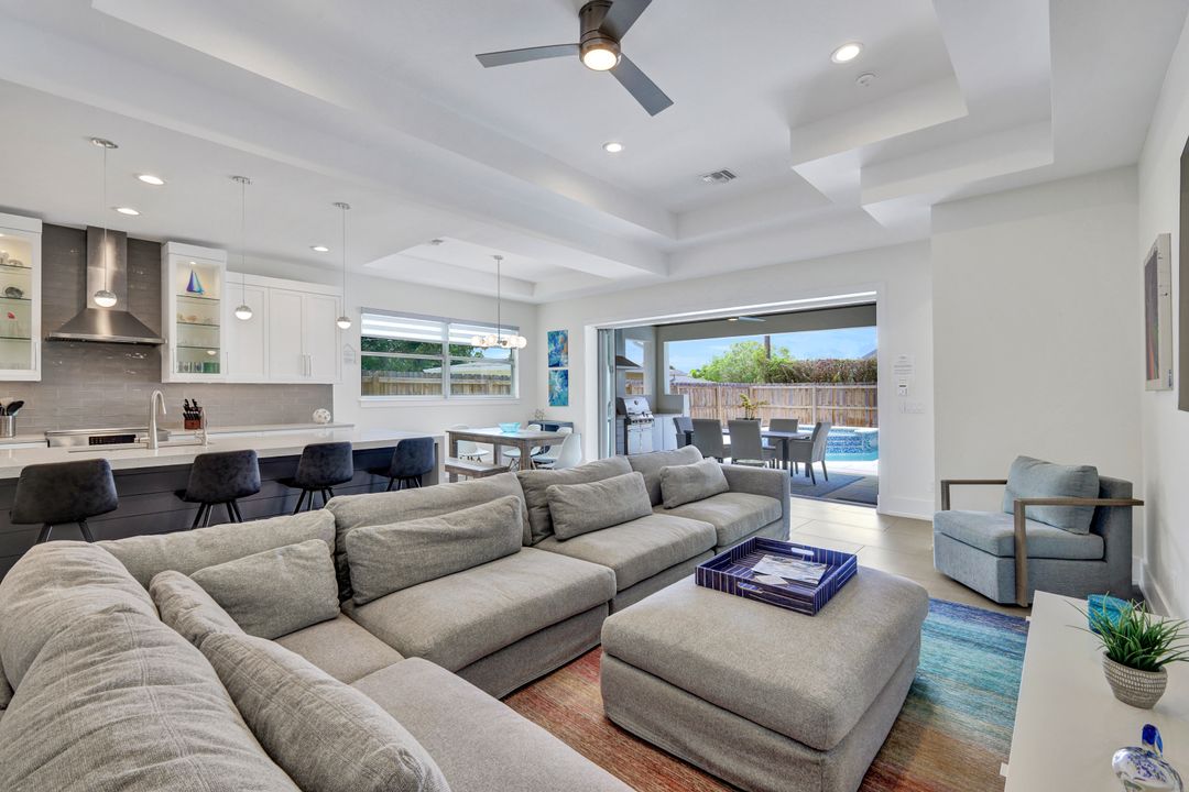 574 94th Ave N, Naples, FL 34108