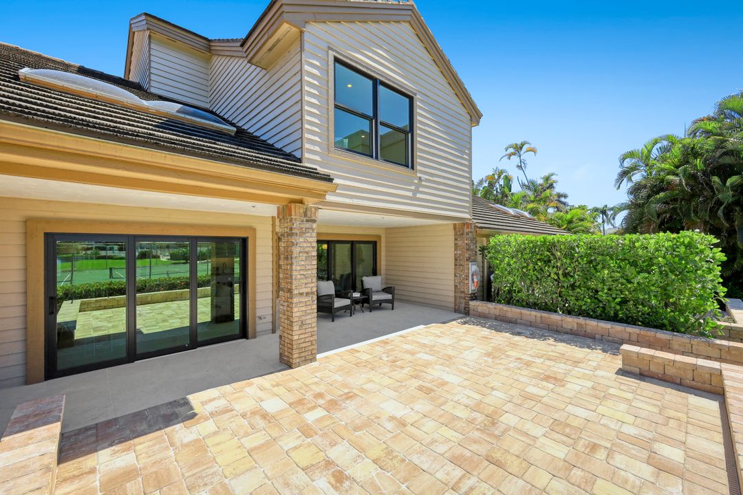 563 Park Shore Dr, Naples, FL 34103