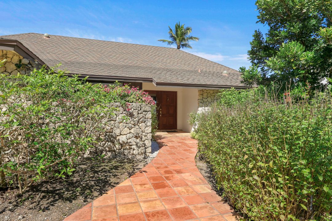 700 Bald Eagle Dr, Naples, FL 34105