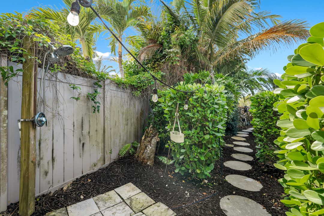 1712 Harbor Ln, Naples, FL 34104