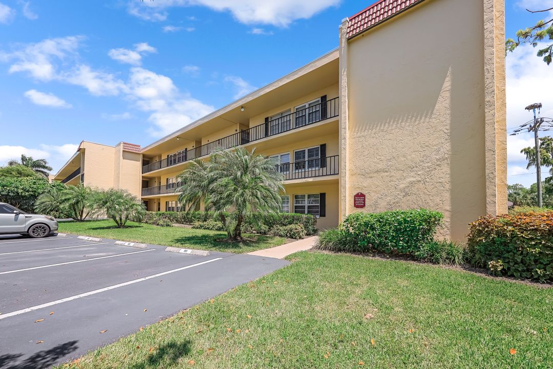 1085 Forest Lakes Dr #8204, Naples, FL 34105