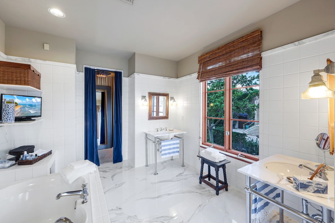 290 Channel Dr, Naples, FL 34108