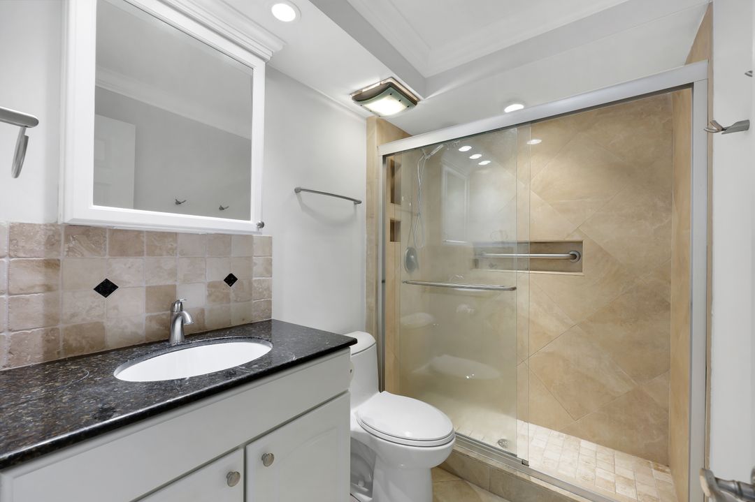 72 7th St S #106, Naples, FL 34102