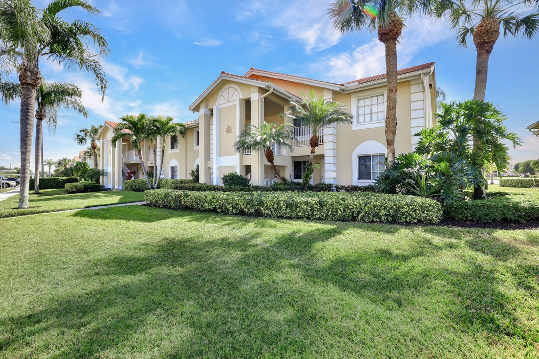 7742 Emerald Cir #V203, Naples, FL 34109