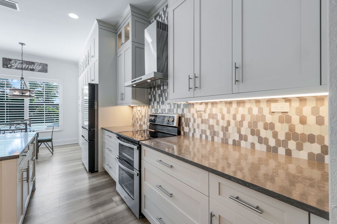 2704 Crystal Way, Naples, FL 34119
