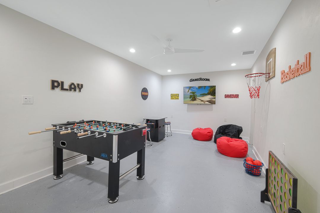 590 92nd Ave N, Naples, FL 34108