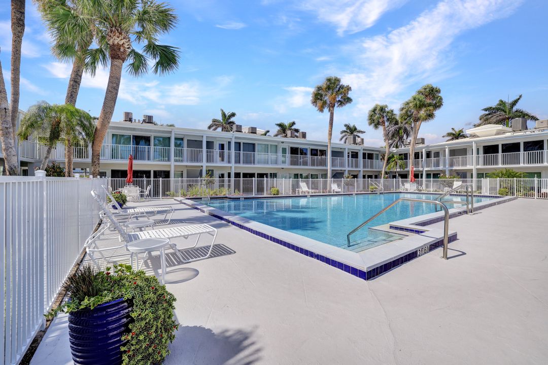 386 Harbour Dr, Naples, FL 34103