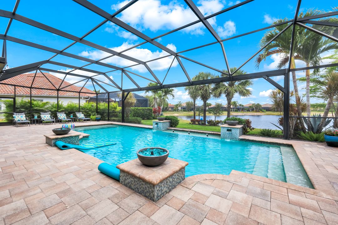 9052 Graphite Cir, Naples, FL 34120